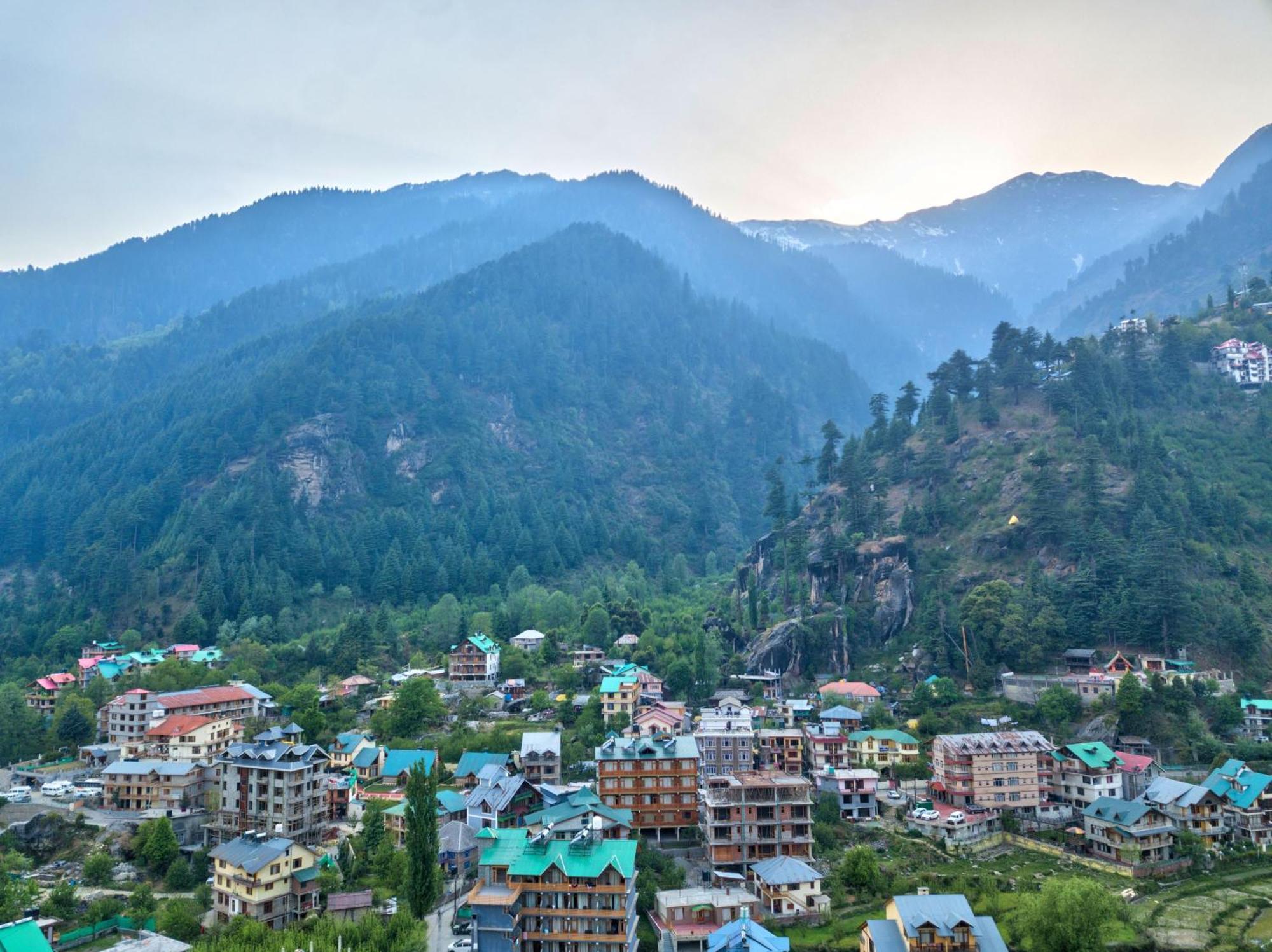 Отель Swastik Grand Manali Экстерьер фото