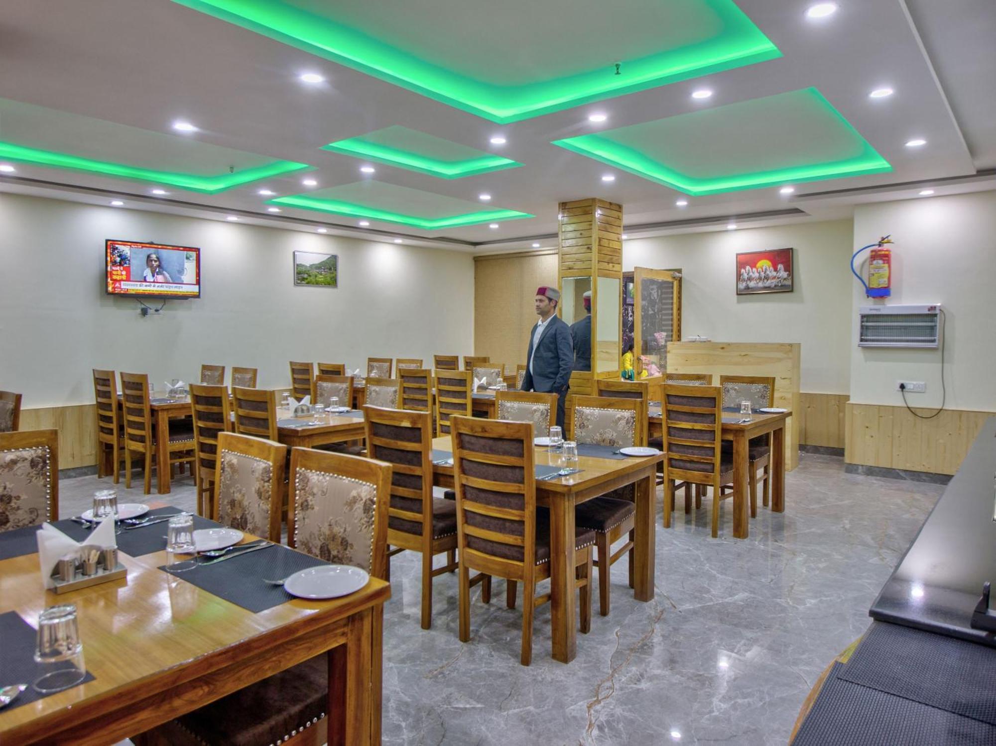 Отель Swastik Grand Manali Экстерьер фото