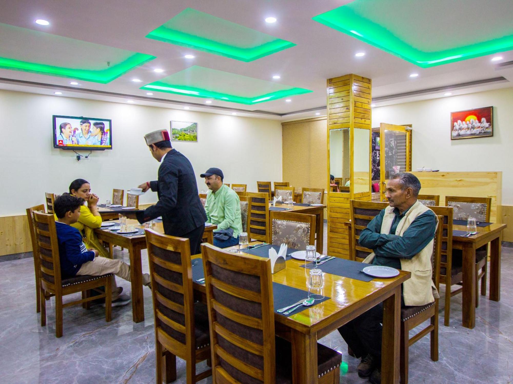 Отель Swastik Grand Manali Экстерьер фото