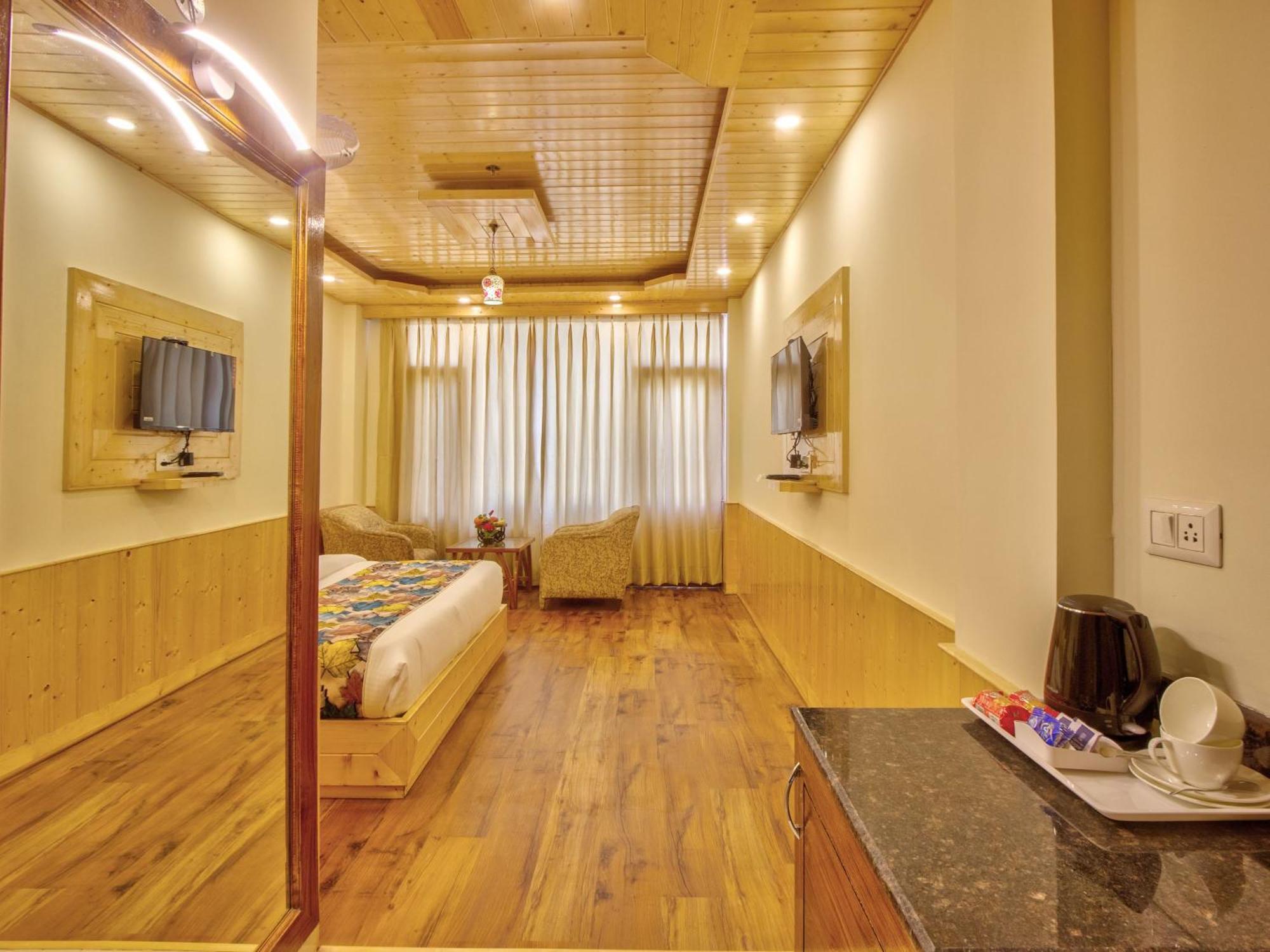 Отель Swastik Grand Manali Экстерьер фото